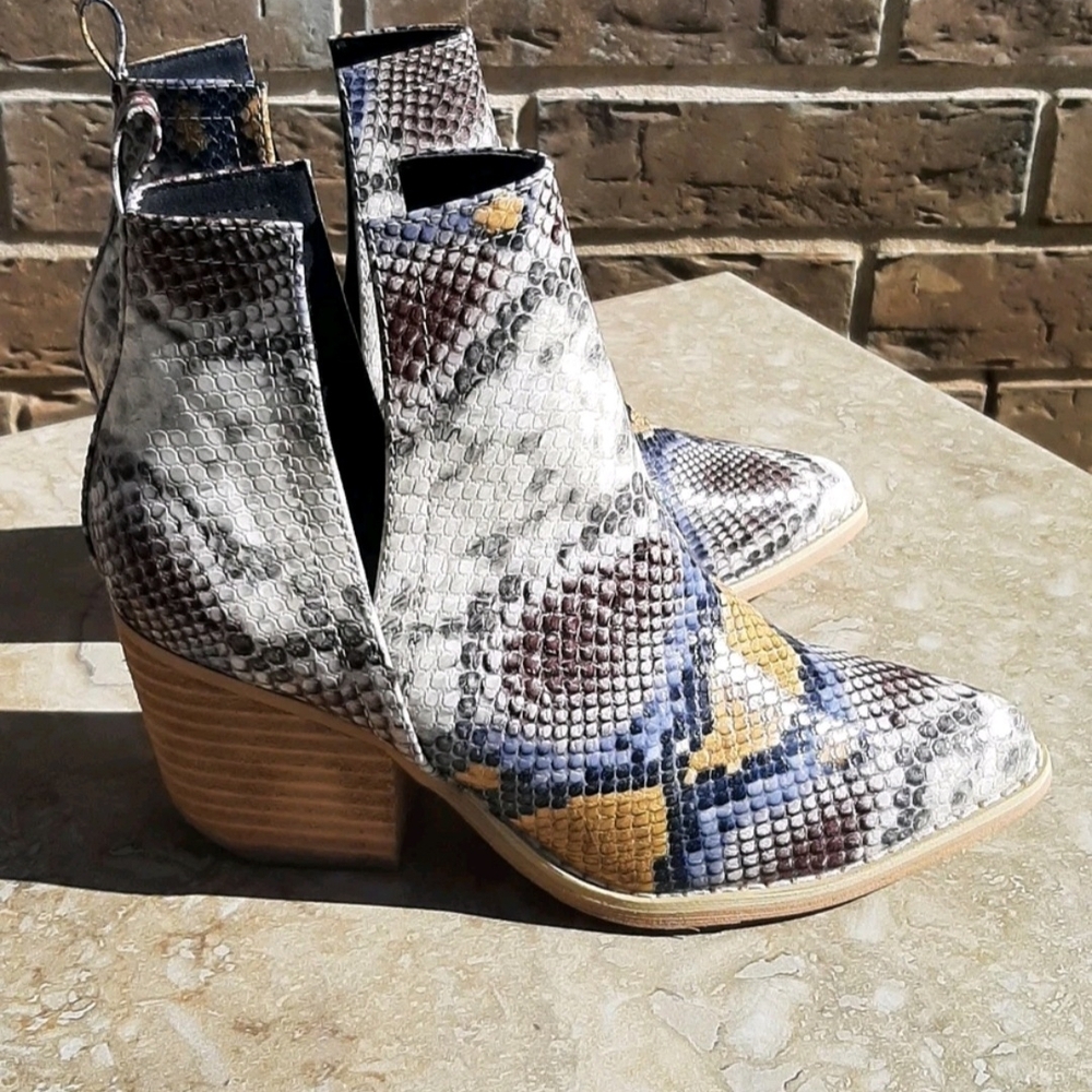 Chic Snakeskin Pattern Ankle Boots